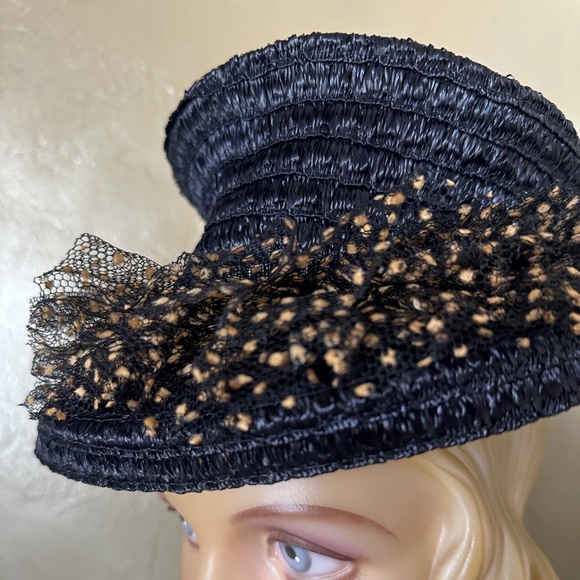 DARLING 1940s\' NAVY STRAW HAT WITH TALL CROWN & TAN DOTTED VEILING